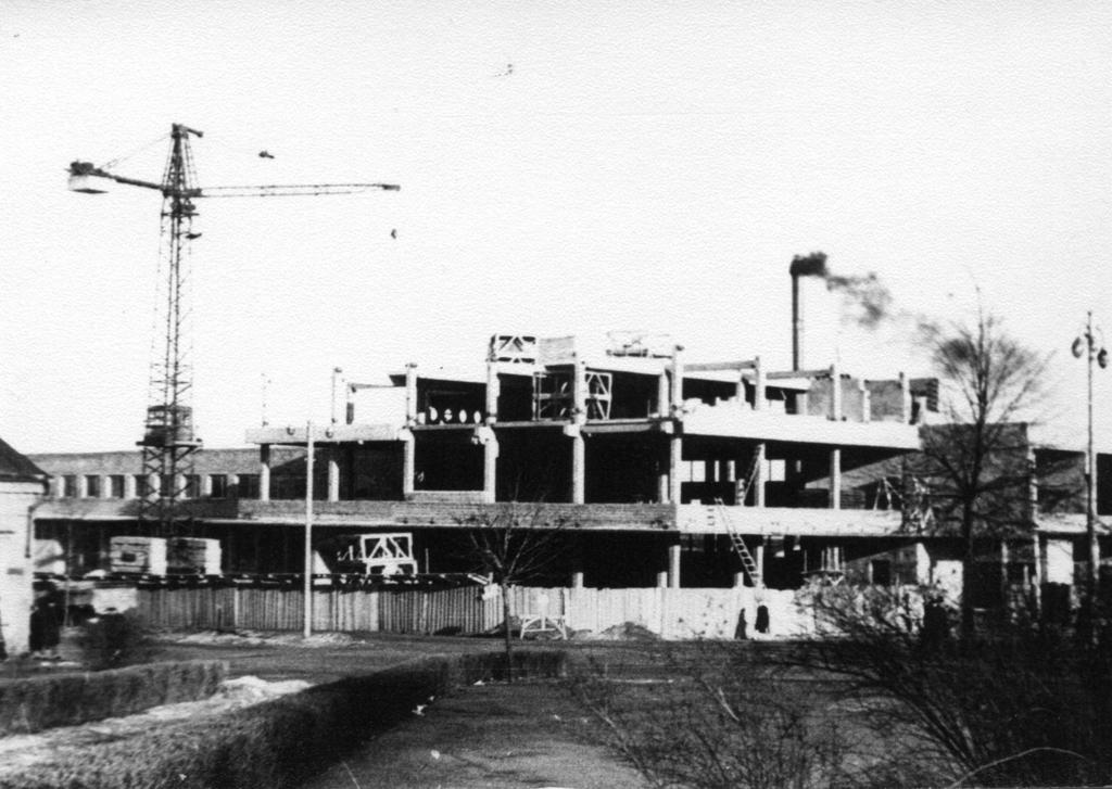 Kaubamaja (arh. Uno Sisa) ehitus. Tartu, 11.04.1964.