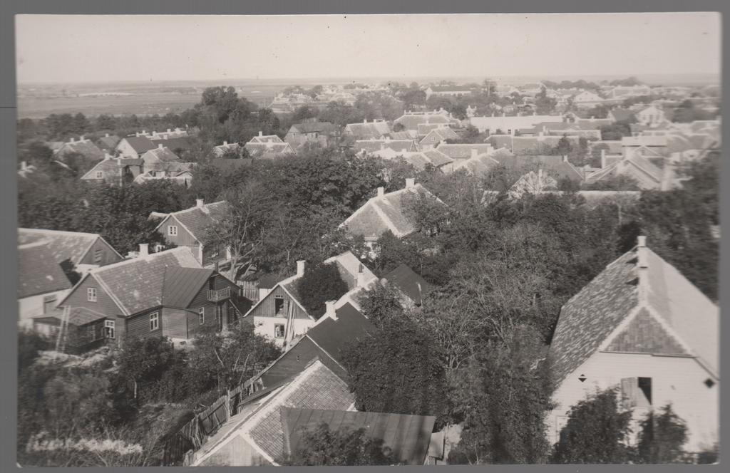Vaade Kuressaarele maja katuselt, taamal vasakul Suursild