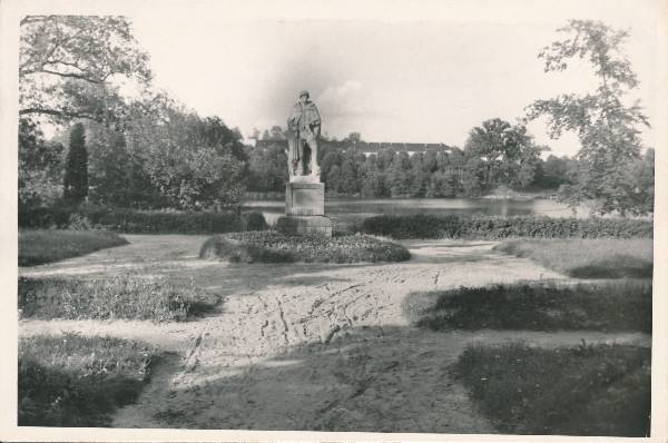 Mälestusmärk: Suures Isamaasõjas langenute mälestussammas Raadi pargis. Tartu, 1965.