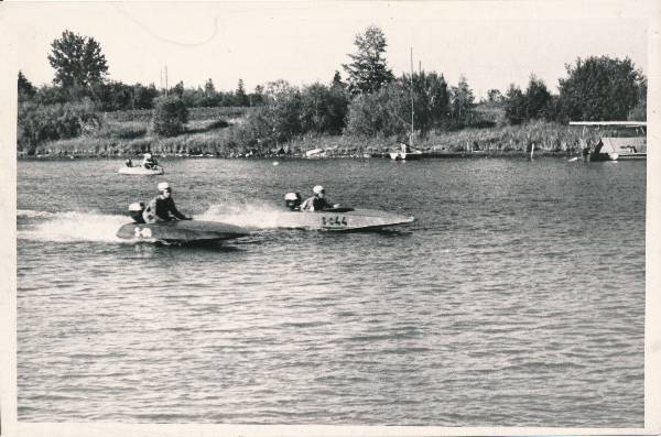 Vee-mootorispordi võistlused Emajõel, kiirpaadid. Tartu, 1965.