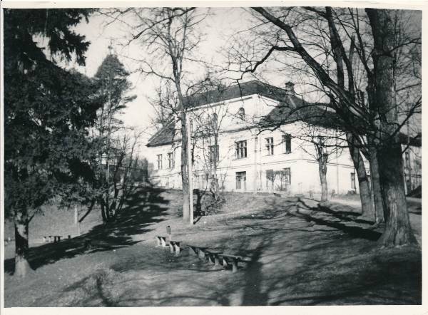 Tartu linnavaade. Linnamuuseumi hoone Toomeoru nõlval, Oru tn 1. 1960ndatel.