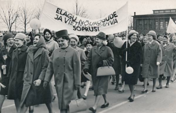 Maiparaad, rongkäik. Loosung " Elagu Nõukogude ja Vietnami rahva sõprus!".  Tartu, 1964. Foto Kaljo Raud.