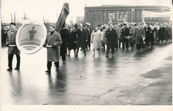 Oktoobriparaad, Tartu õlletehase töötajad kolonnis; taga turuhoone. 1965