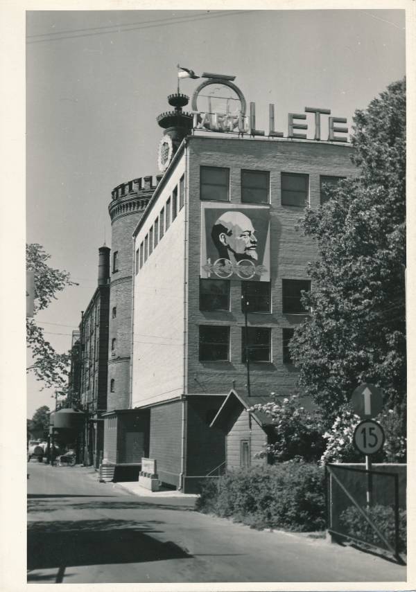 Tartu Õlletehas, seinal Lenini pilt. Tartu, u 1965. Foto K. Raud.