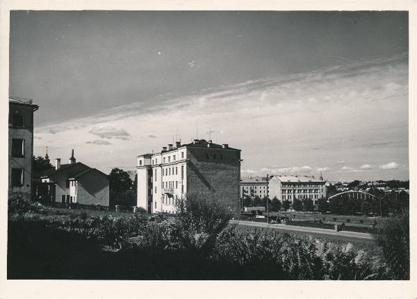 Vaade kesklinna suunas, ees Ülikooli t, kesklinna haljasala, taga kaarsild. Tartu, 1960-1965.
