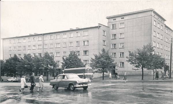 Korruselamu Riia 10, allkorrusel pood rõivakauplus "Siluett". Tartu, 1965.