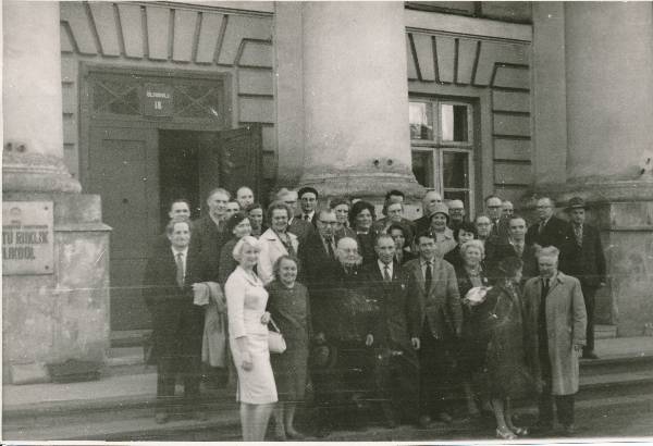 Kodu-uurijate kokkutulekul osalejad. Vasakul Eha Raendi (heledas riietuses). Tartu, 1964.