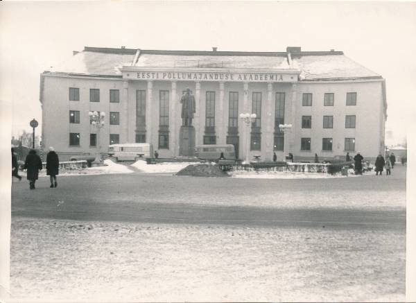 EPA peahoone, ees Lenini ausammas. Tartu, 1965.