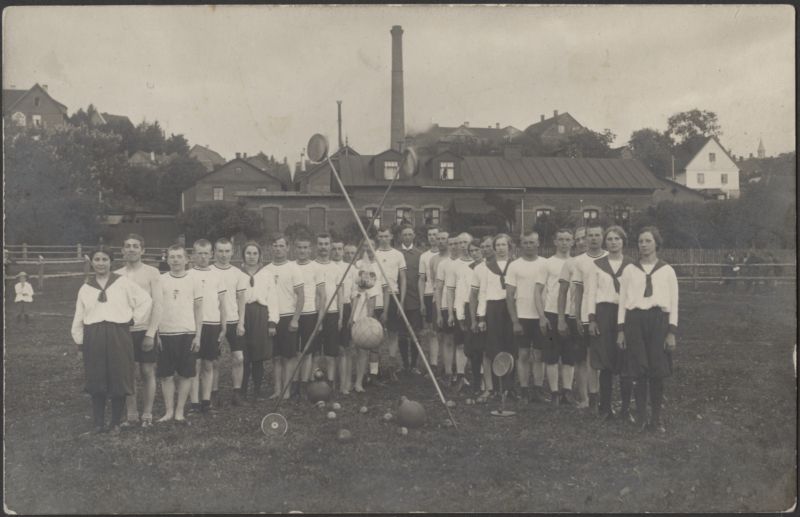 fotopostkaart, Viljandi spordiselts Tulevik, I kergejõustiku kursused (27.05-15.06.1914), grupp spordiriietes, keskel juhendaja Anton Õunapuu (spordiinstruktor, Tallinna Kalev) järveäärne tapamaja, 1914, foto M. Teng