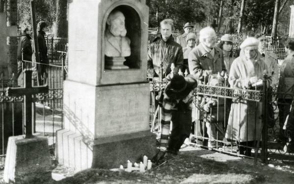 Muinsuskaitsepäevad: osavõtjad Raadi kalmistul J. V. Jannseni kalmul. Tartu, 14.04.1988.