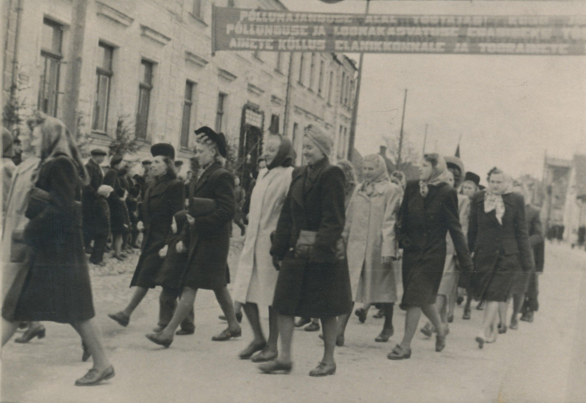 Foto. Võru põllumajandustöötjad 1949.a. 1. mail demonstratsioonil Võru linnas.