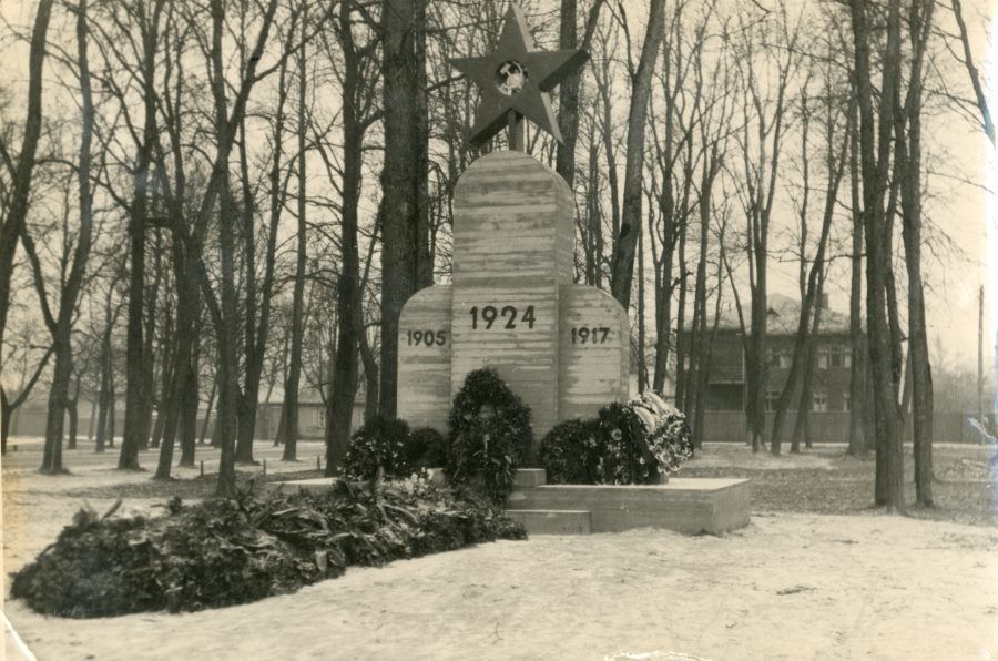 Foto, revolutsiooni ohvrite haud ja ajutine mälestussammas Pärnu Vanas pargis.