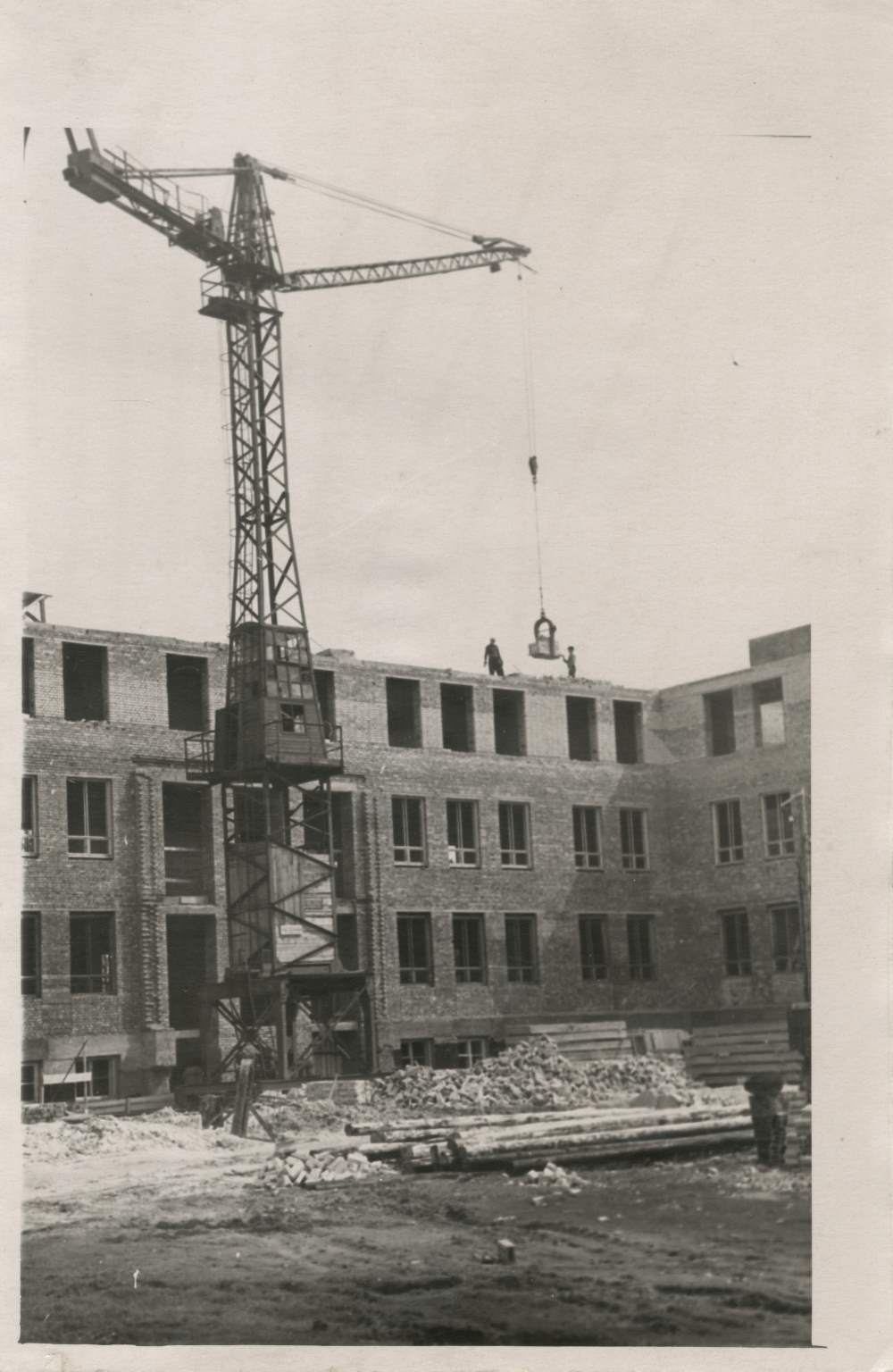 Foto. Pärnu IV keskkooli ehitamine.