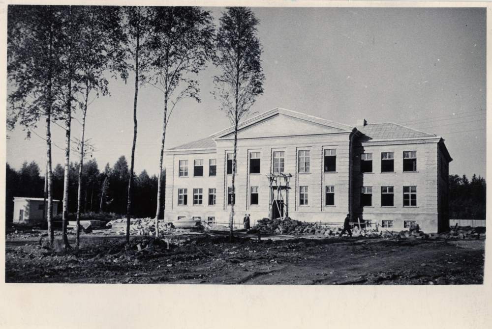 Foto. Uue keskkooli ehitus Tootsi alevis.