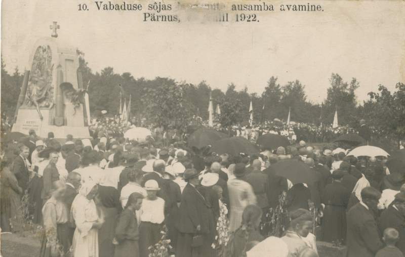 Foto. Vabadussõjas langenute mälestuseks püstitatud ausamba avamine Pärnus.
