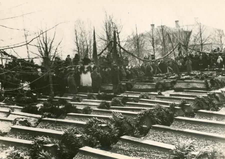 Foto, 1941.a sõjaohvrite ümbermatmine Vana parki ühishauda 25.11.1945. a.