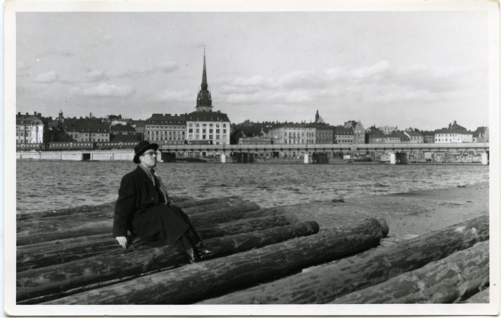 Alfred Marist "Ühe-Mehe-Teatri" ringreisi ajal Stockholmis mere ääres