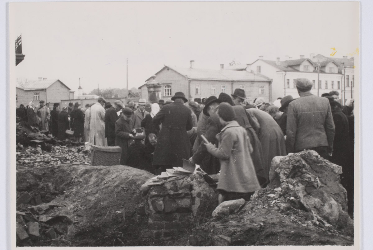 Äri varemete kõrval, Tartu 24. IX 1942
