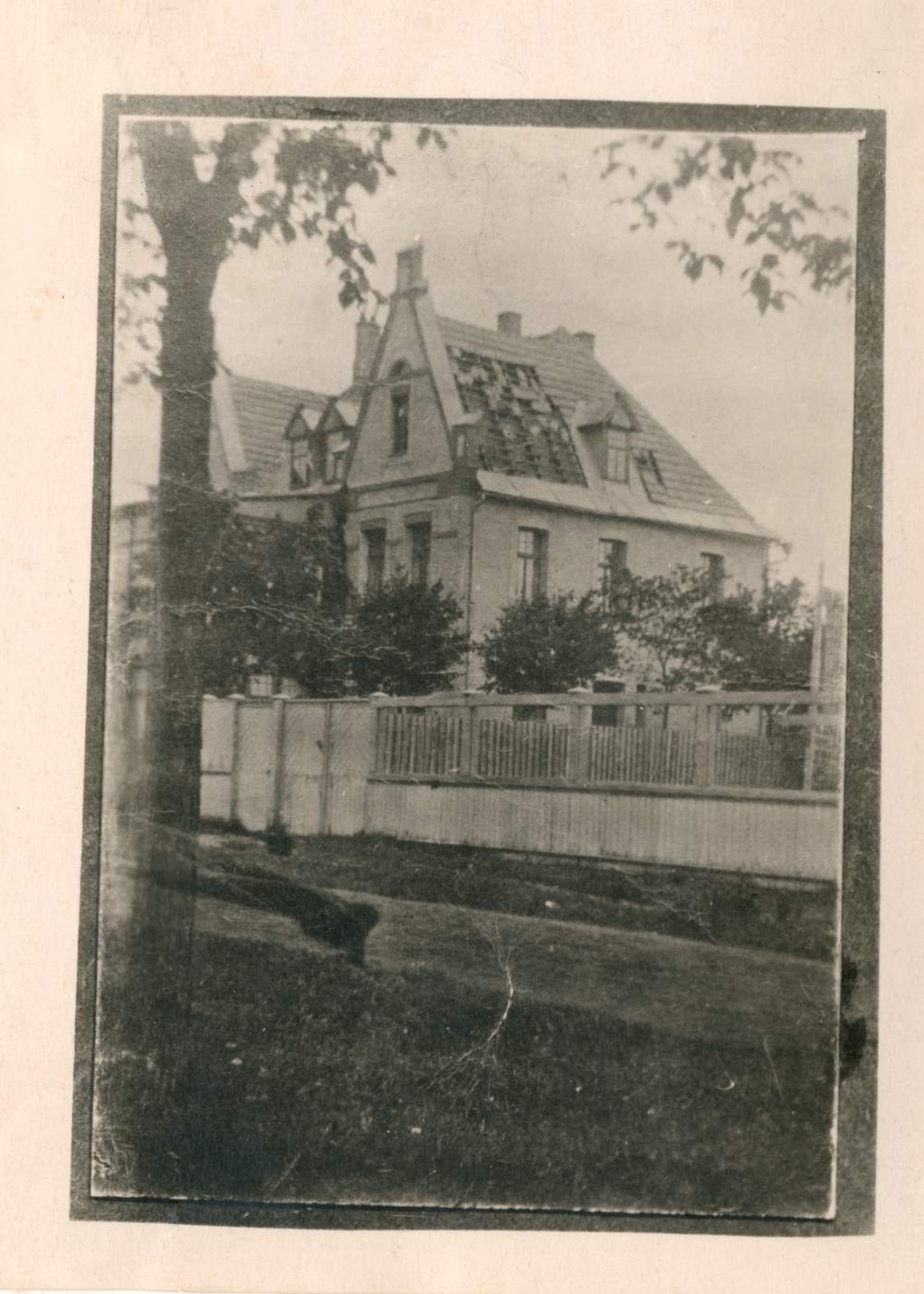 Fotokoopia. I  Maailmasõja ajal pommitamisel kannatada saanud hoone Pärnus.