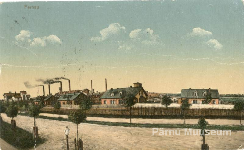 Postkaart, värviline. Vaade Pärnu Papiniidu raudteejaamale ja Waldhofi puupapi vabrikule.
