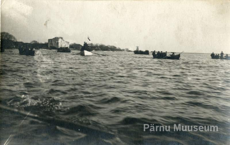 Foto postkaart, vaade Pärnu jõesuudmele muulide vahel.