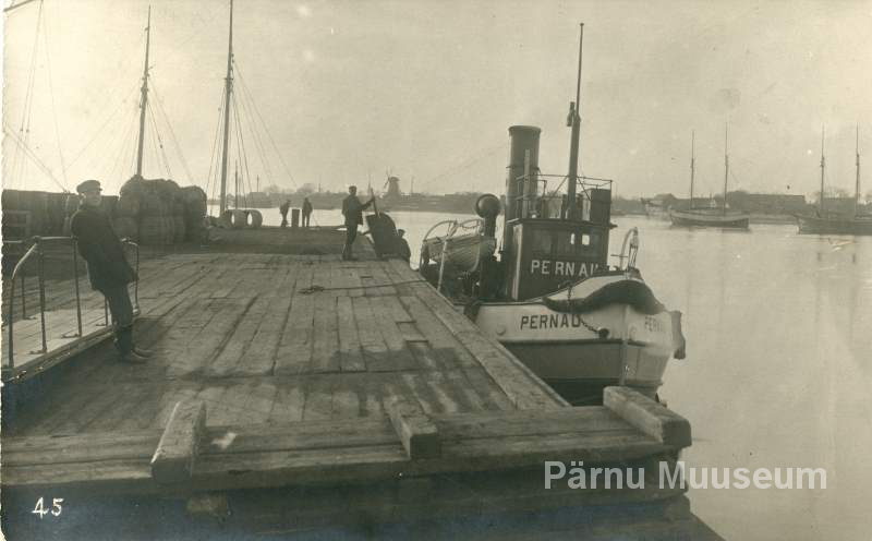 Foto-postkaart, vaade Pärnu linnavahelisele puust laevasillale jõe vasema kalda ääres.Verlag Bruno Ilves.