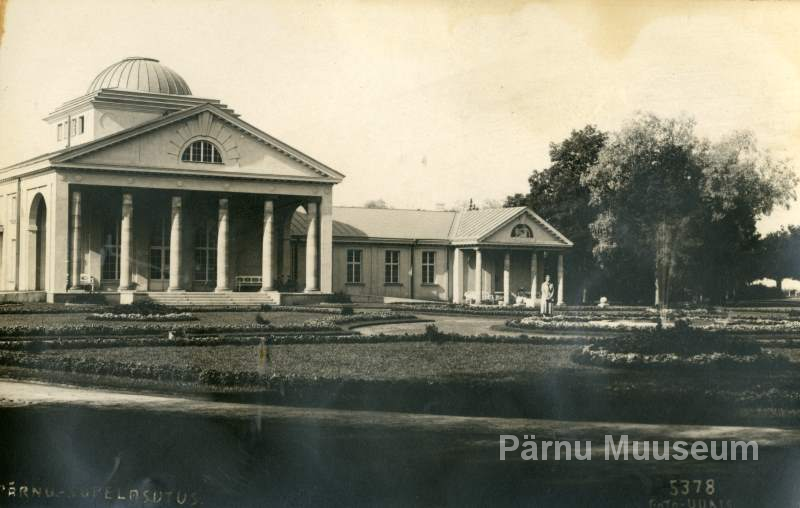 Foto-postkaart, Vaade pärnu Mudaravilale- peafassaadi keskosale ja läänepoolsele ehituse tiivale.