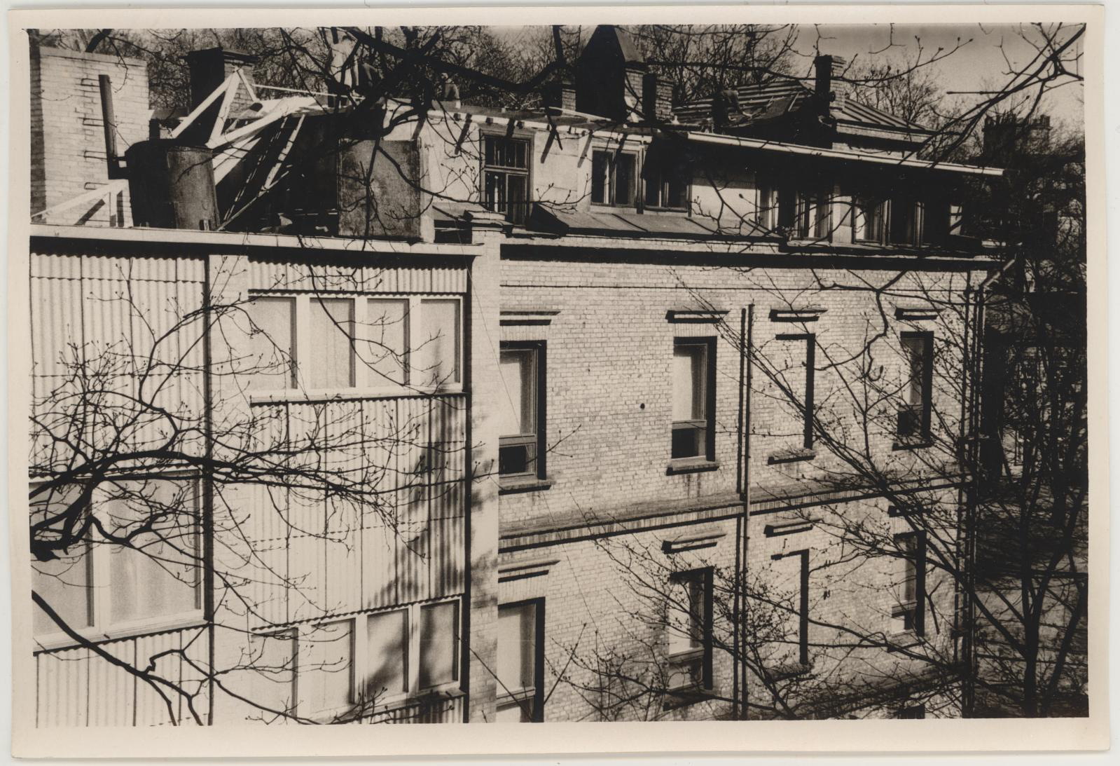 Muuseumi hoonele kunstnike uue katuse pealepanek aprillis 1968.