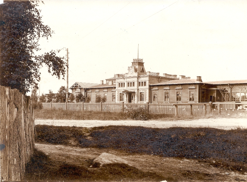 Foto. Haapsalu raudteejaam. Esiplaanil piirdeaed. u 1910.