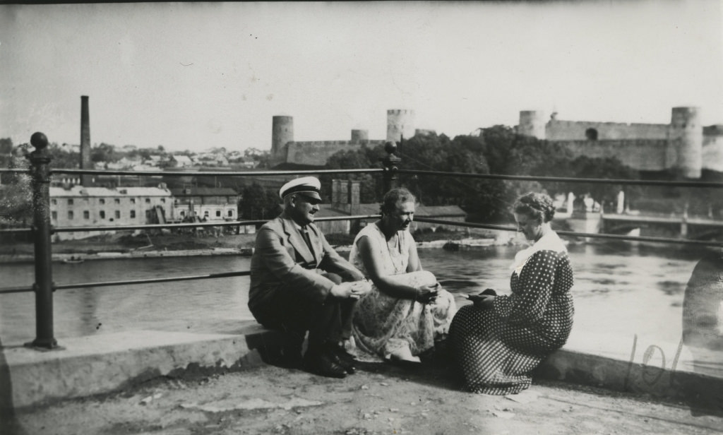 Felix Frank, Elinor Rosen and Eveline Maydell by Narva River Jaanilinna Fortress in the background / Felix Frank, Elinor Rosen and Eveline Maydell on bank of Narva River with Ivangorod fortress in the background - 1936