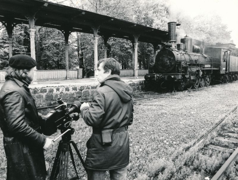 Foto. Filmivõtted Haapsalu raudteejaamas 1987. F: A. Tarmula. Mustvalge.