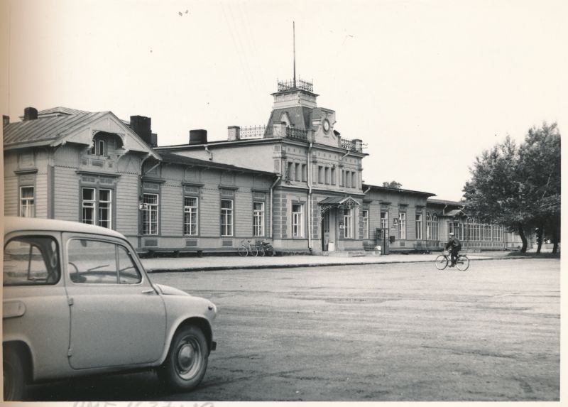 Foto. Haapsalu raudteejaama hoone. Foto: I. Möldri, 1972. Mustvalge.