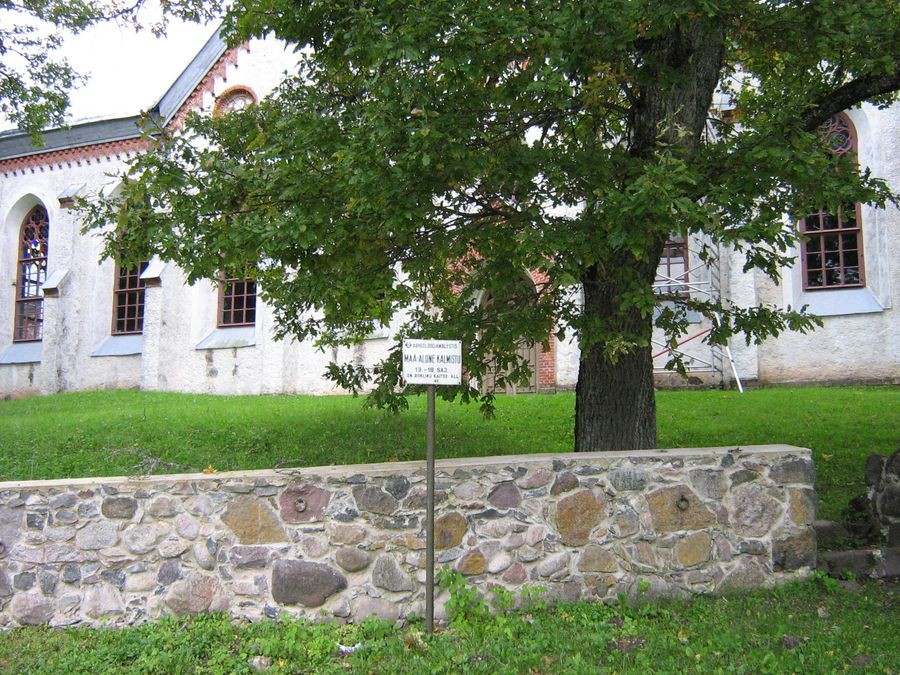 Otepää churchyard border wall