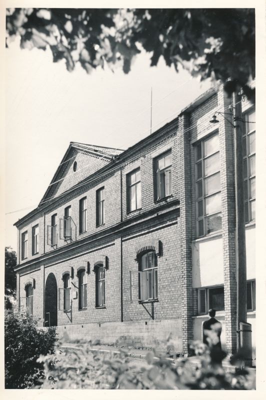 Foto. Haapsalu Sanatoorse Internaatkooli peahoone. Foto: I. Möldri, 1972. Mustvalge.
