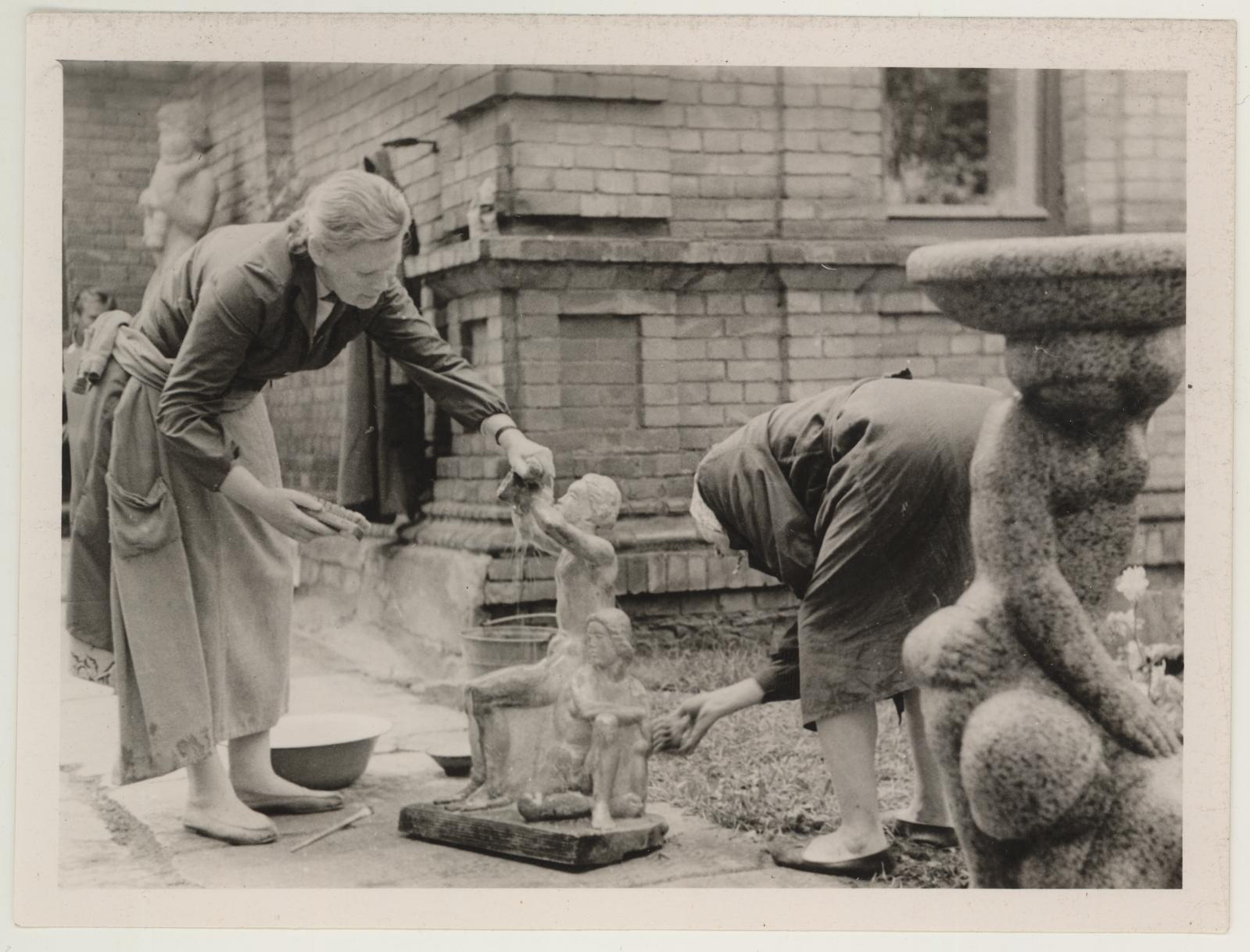 Muuseumi peavarahoidja Tui Koort koos koristaja Aline Talimaaga skulptuuri pesemas skulptor professor Anton Starkopfi personaalnäituseks aug. lõpul 1960