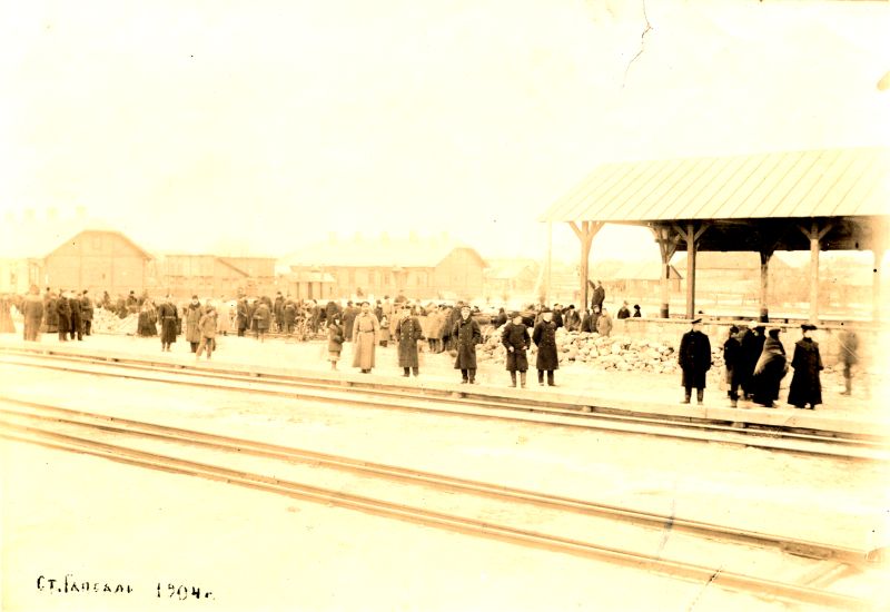 Foto. Haapsalu raudteejaam 1904 Vaade kaubajaama kohalt raudteelaste majale (ehitamise ajal)