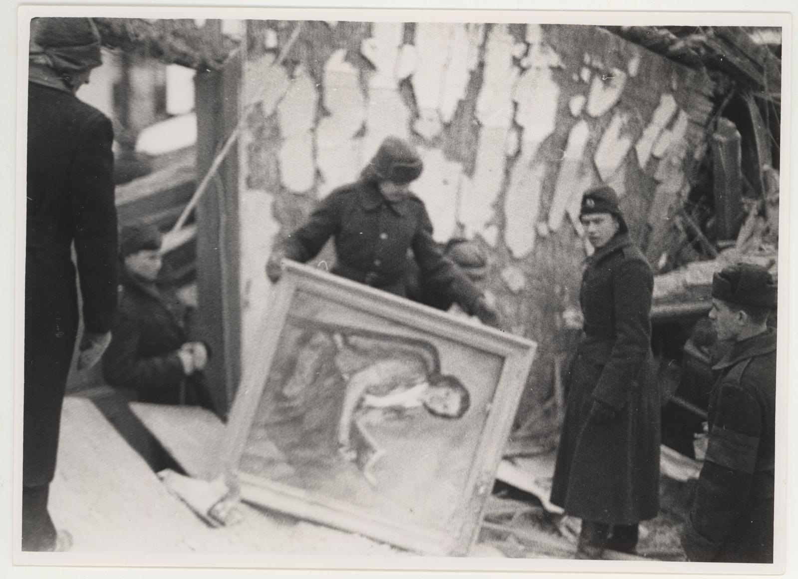 Tartu Kunstimuuseumi maalide väljavõtmine saali kõrval asetseva toa rusude alt 29.01.1943