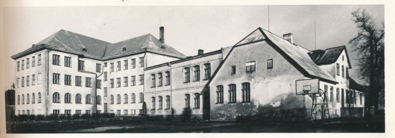 Foto. Kreiskooli, linnakooli ja ühisgümnaasiumi hooned. Vaade Kalda tänavalt. Foto: I. Möldri, 1974. Mustvalge.