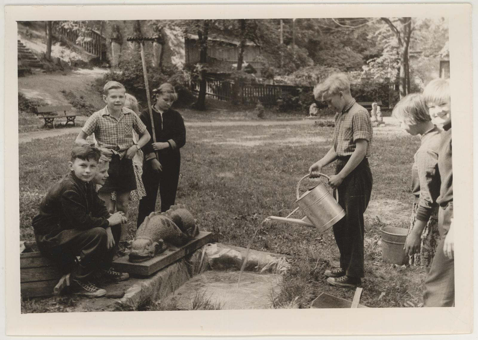 I Keskkooli õpilased korrastavad muuseumi kõrval olevat skulptuuri platsi juuni algul 1964. Basseini täitmine.
