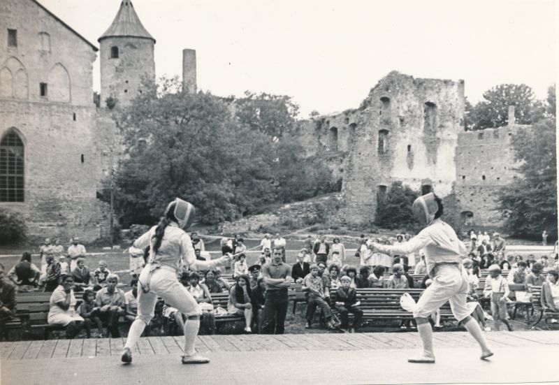 Foto. Valge Daami vehklemisvõistlused lossiõuel. Foto: V. Prümmel, 1965. Mustvalge.