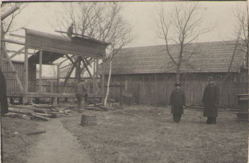 Foto. Võru Käsitööliste Avitamise Seltsi vabaõhulava lammutamine muuseumi õuel. Võru, 1941.