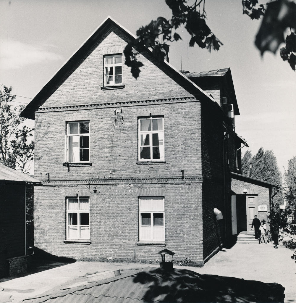 Foto. Võru Tuberkuloosidispanseri peahoone  1973.a. ( endine Sirgu kool, Võru Tööstuskool, Kaitseliidu Võru Maleva maja)