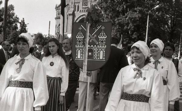 Fotonegatiiv. Tartu Laulupidu 1990. Rongkäik Tartu Peetri kiriku juures.