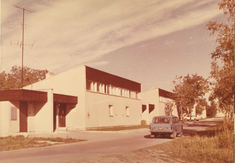 ENSV Ministrite Nõukogu Asjadevalitsuse 14 korteriga ridaelamu Meriväljal.