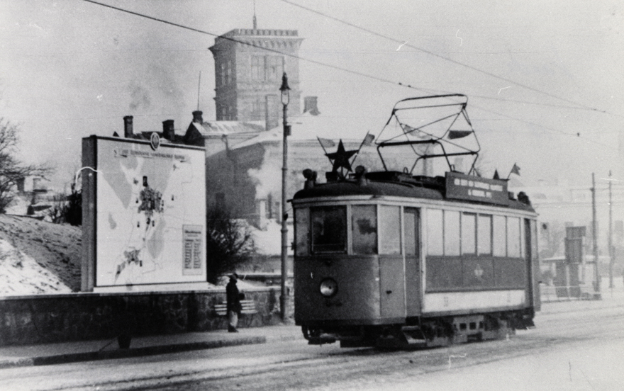 Pärnu mnt algus: esiplaanil tramm ja Musumägi, taustal tuletõrjehoone torn
