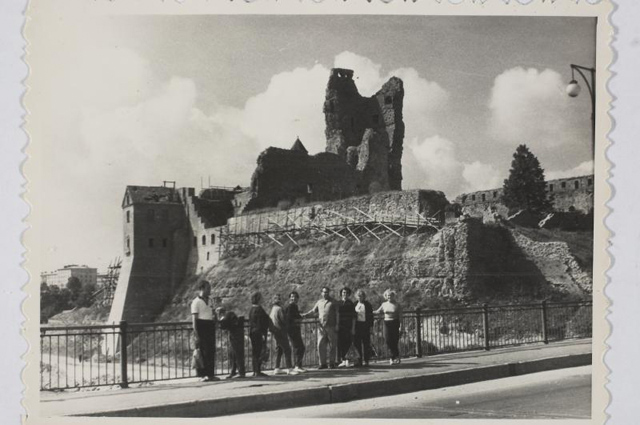 Turistid Narvas Hermanni kindluse varemete ees
