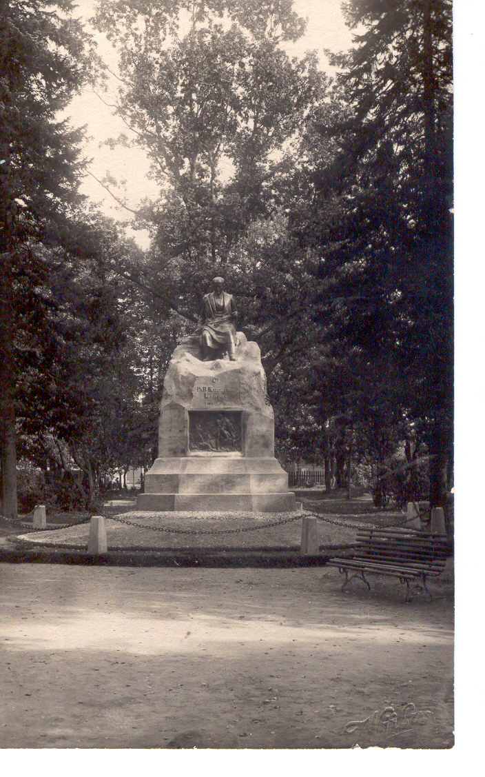 Fotoalbum.Foto Fr. R. Kreutzwaldi mälestussammas Võrus, eestvaade. Jaan Niilus foto 1930.aastail.