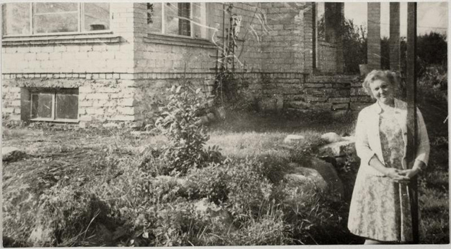Helga Joosep Meriväljal oma kodu õues