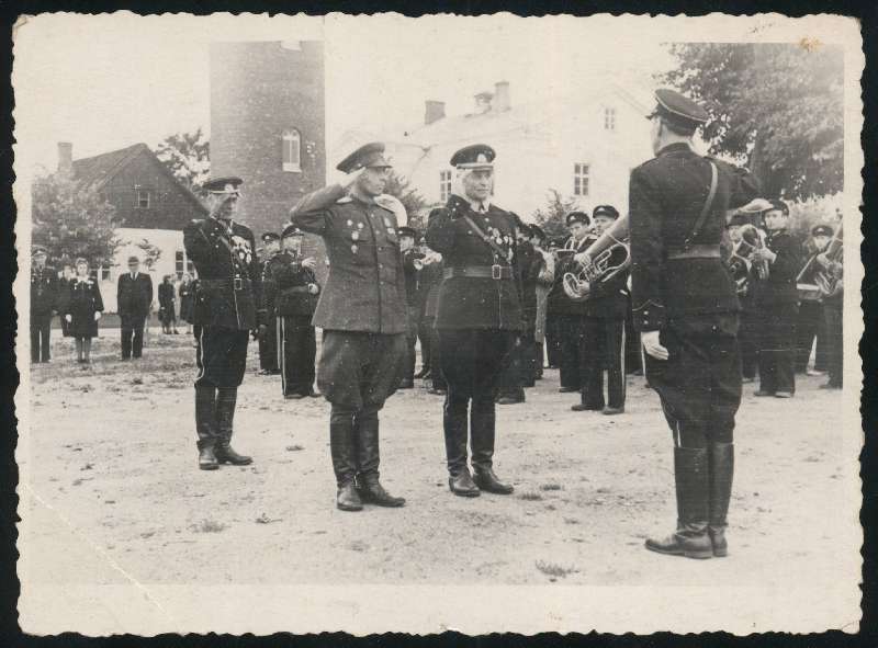 foto, Viljandi, Linnaväljak, Viljandi Tuletõrje Ühing, aastapäeva tähistamine, raporteerimine, veetorn, u 1948