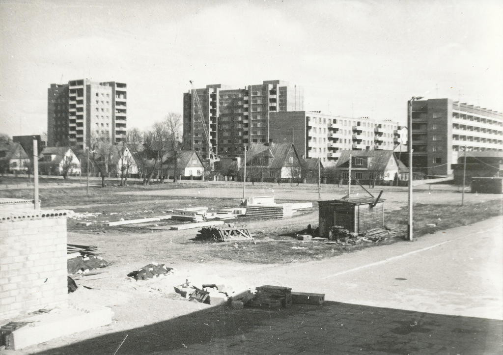 Foto. Võru. Vee ja Kreutzwaldi tänavate äärsed kõrghooned 1977.a.